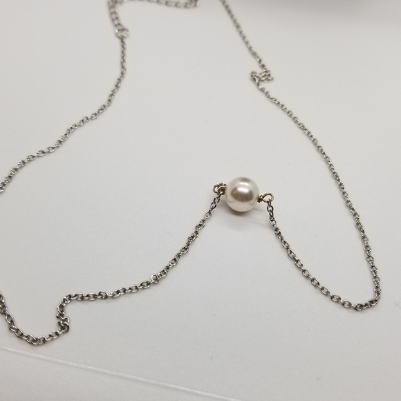 silver tone necklace with white faux pearl - Picture 5 of 6